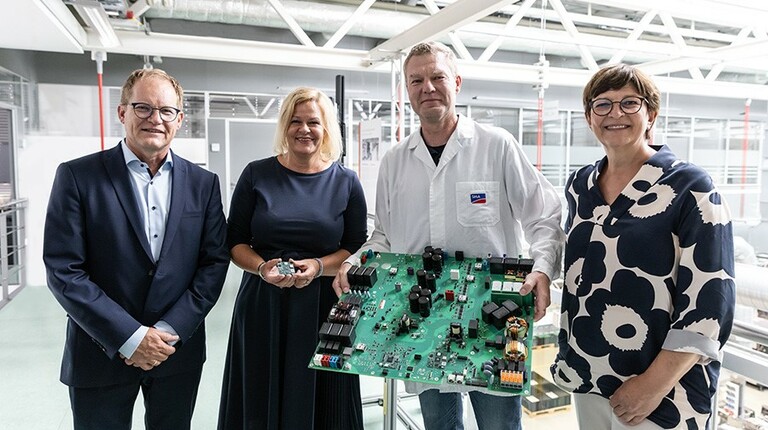 German Minister of the Interior, Nancy Faeser, learns about cyber security at SMA